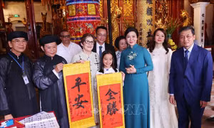 Phu nhân Ngô Phương Ly và Phu nhân Lis Cuesta Peraza tham quan đền Ngọc Sơn