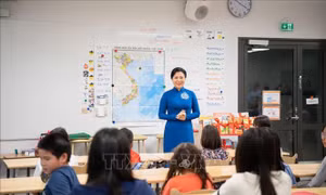 Phu nhân Ngô Phương Ly dự giờ lớp tiếng Việt tại Trường phổ thông liên cấp Vesala (Phần Lan)