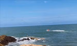 Kịp thời giải cứu 2 nữ du khách bị mắc kẹt do thủy triều dâng tại biển Sầm Sơn