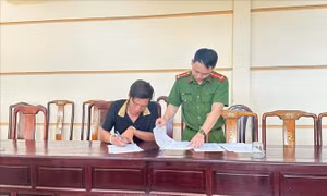 Thu tiền từ shipper rồi chiếm đoạt, hai nhân viên bị khởi tố