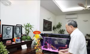 Tổng Bí thư Tô Lâm dâng hoa, dâng hương tưởng niệm Tổng Bí thư Nguyễn Văn Linh
