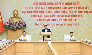 Thủ tướng Phạm Minh Chính chủ trì Hội nghị trực tuyến toàn quốc về chống buôn lậu, sản xuất, buôn bán hàng giả. Ảnh: Dương Giang/TTXVN