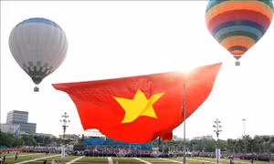 Lễ chào cờ và bay Đại kỳ Tổ quốc trên không gian Quảng trường Hồ Chí Minh