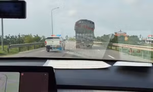 Cảnh sát giao thông dùng xe đặc chủng đưa sản phụ đi cấp cứu kịp thời