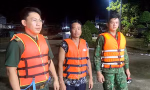 Kịp thời cứu hai ngư dân gặp nạn trên vùng biển Cà Mau