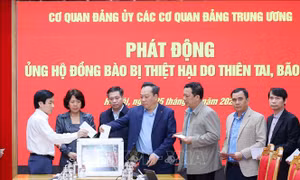 Cơ quan Đảng ủy các cơ quan Đảng Trung ương chia sẻ với người dân vùng mưa lũ tại Nam Trung Bộ