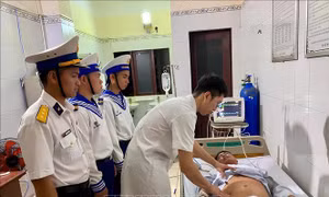 Cấp cứu ngư dân bị giảm áp sau khi lặn sâu ở Trường Sa