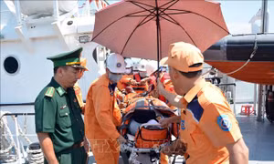 Hỗ trợ y tế, đưa vào bờ cấp cứu thủy thủ tàu nước ngoài đang hành trình trên biển