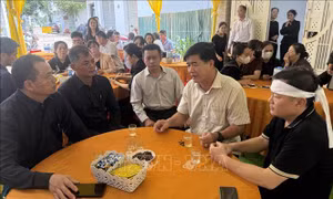 Thăm hỏi, chia buồn gia đình Chủ tịch UBND xã tử vong khi làm nhiệm vụ chống mưa lũ 