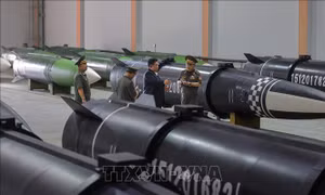 Nhà lãnh đạo Triều Tiên Kim Jong Un thị sát dây chuyền sản xuất tên lửa mới