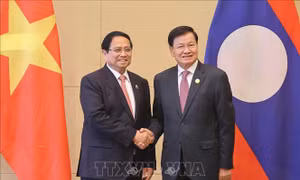 Thủ tướng gặp Tổng Bí thư, Chủ tịch nước Lào Thongloun Sisoulith
