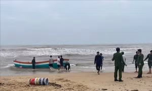 Tìm kiếm ngư dân nghi mất tích trên thuyền đánh cá trôi dạt vào bờ