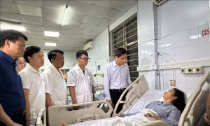 Ông Vũ Văn Diện (đứng ngoài cùng bên phải), Phó Chủ tịch thường trực UBND tỉnh Quảng Ninh thăm hỏi, động viên người bị thương điều trị tại Bệnh viện Đa khoa tỉnh Quảng Ninh. Ảnh: Đức Hiếu - TTXVN