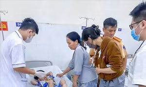Cảnh sát giao thông đưa cháu bé có nguy cơ vỡ bàng quang đến bệnh viện kịp thời