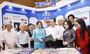 Chủ tịch Quốc hội Trần Thanh Mẫn thăm gian trưng bày tại Hội báo toàn quốc năm 2026