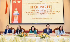 Chủ tịch Ủy ban Trung ương MTTQ Bùi Thị Minh Hoài tiếp xúc cử tri tại Đơn vị bầu cử số 5