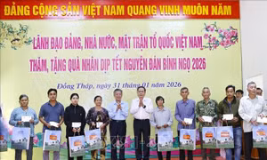 Chủ tịch Quốc hội Trần Thanh Mẫn tặng quà gia đình chính sách, hộ nghèo tại tỉnh Đồng Tháp