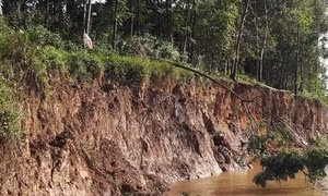 Hà Nội công bố tình huống khẩn cấp do sạt lở tại khu vực Đền Sóc