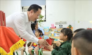 Đồng hành cùng thầy trò xã đảo duy nhất của Thủ đô trong năm học mới 