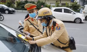 Phạt 23 triệu đồng, trừ 6 điểm giấy phép lái xe với tài xế để bùn đất che lấp biển số
