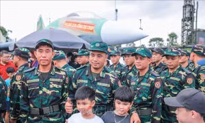 Các đoàn quốc tế dự Lễ diễu binh A80 tham quan Triển lãm thành tựu Đất nước 