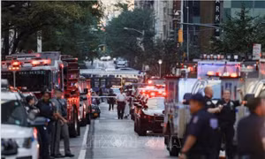 Cảnh sát phong tỏa hiện trường vụ xả súng tại khu Manhattan, New York (Mỹ) ngày 28/7/2025. Ảnh: REUTERS/TTXVN