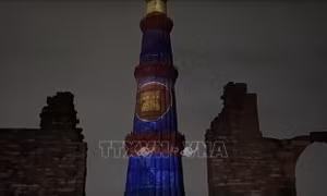 Hình ảnh lá cờ ASEAN hiện lên rực rỡ trên tòa tháp Qutub Minar cổ kính ở thủ đô New Delhi. Ảnh: Ngọc Thúy - P/v TTXVN tại Ấn Độ