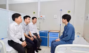 Tặng Bằng khen cho sinh viên dũng cảm cứu người trong đám cháy