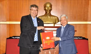 Chủ tịch Ủy ban Trung ương MTTQ Việt Nam Đỗ Văn Chiến tiếp đoàn đại biểu Hiệp hội Doanh nhân Đầu tư Việt Nam - Hàn Quốc