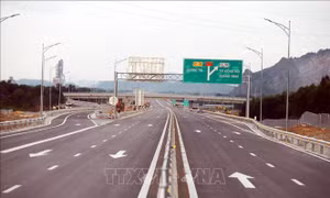 Lắp thêm biển cảnh báo ra, vào cao tốc Vạn Ninh - Cam Lộ