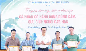 Khen thưởng đột xuất 5 cá nhân dũng cảm cứu người gặp nạn do mưa lũ
