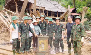 Bộ đội phát hiện, trao trả nhiều tài sản giá trị trong quá trình giúp dân khắc phục hậu quả thiên tai