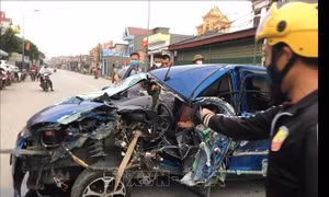 Ba người bị thương sau va chạm nghiêm trọng giữa ô tô và xe ba bánh 