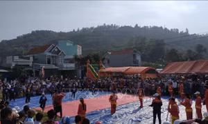 Đầu năm 'đón lộc, cầu duyên' tại phiên chợ không nói thách, không mặc cả