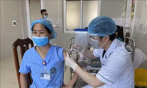 Nên chủ động tiêm vaccine phòng COVID-19 để duy trì miễn dịch cộng đồng