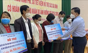 Trao sổ tiết kiệm cho gia đình mất người thân do COVID-19