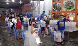 Trao quà Trung Thu cho con đoàn viên, người lao động bị ảnh hưởng của dịch COVID-19