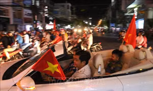 Khắp nơi xuống đường tung hô thày trò HLV Park Hang-seo