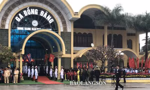 Đồng bào các dân tộc tỉnh Lạng Sơn hân hoan chờ đón đoàn tàu của Chủ tịch Triều Tiên Kim Jong-un 