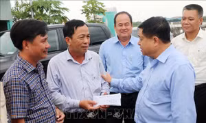 Bộ trưởng Nguyễn Chí Dũng thị sát khu vực bị sạt lở trên Quốc lộ 91, An Giang