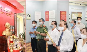Chủ tịch nước tham quan Di tích lịch sử văn hóa Dinh Quận Hóc Môn