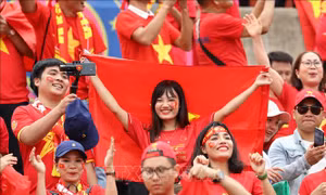 Cổ động viên Việt Nam 'nhuộm đỏ' sân vận động Thammasa