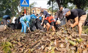 Hà Nội tập trung nhân lực, phương tiện thu dọn, vận chuyển rác về khu xử lý