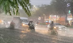 Hà Nội: Nỗ lực hạn chế ngập úng cục bộ trên nhiều tuyến phố