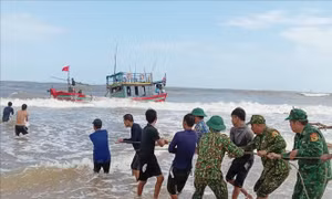 Cứu hộ tàu cá bị mắc cạn tại lạch Cửa Việt
