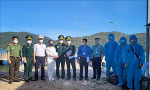 Bộ đội Biên phòng Bình Định bàn giao 3 thuyền viên nước ngoài gặp nạn trên biển