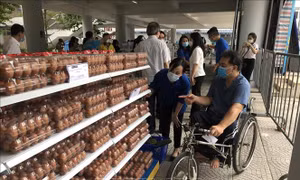 Đưa nhu yếu phẩm đến hộ dân gặp khó khăn qua 'Siêu thị mini 0 đồng'