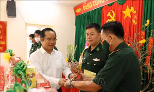 Thăm hỏi, chúc Tết lực lượng làm nhiệm vụ trên tuyến biên giới tỉnh Long An