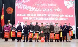 Đồng chí Đỗ Văn Chiến thăm, tặng quà Tết tại Lạng Sơn