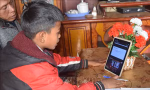 Chương trình 'Sóng và máy tính cho em' tiếp bước học sinh nghèo Đắk Nông